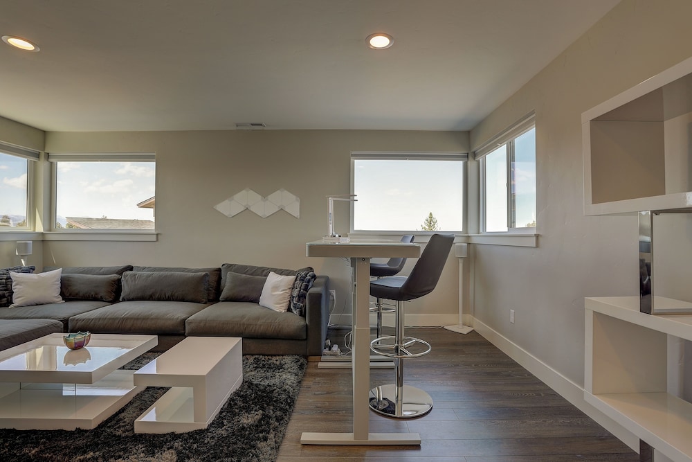 Ruby Peak *30 Day Minimum 4 Bedroom Home by RedAwning