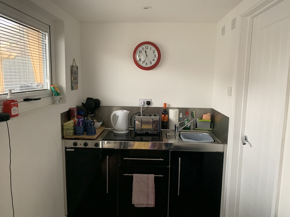 Lodge , air con , Free Parking , Mini bar view 4