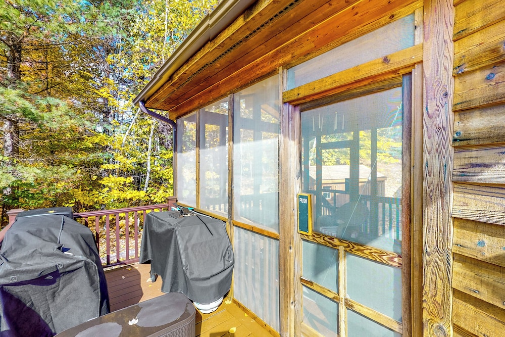 3BR Home w/ Private Hot Tub, Kayaks & Lake Views