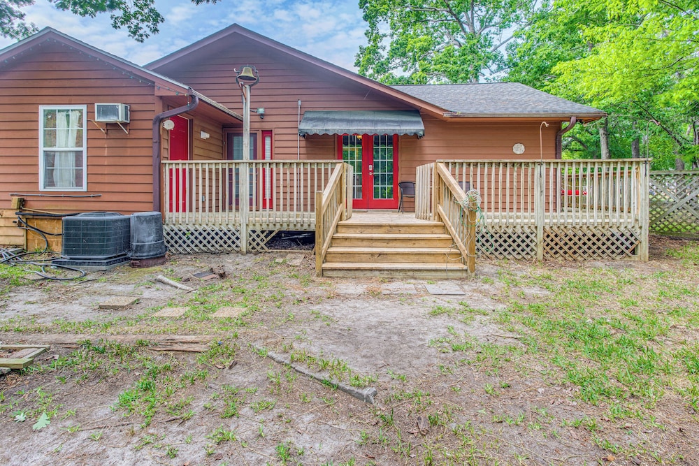Home Office, Deck + Shared Pool: Little River Home
