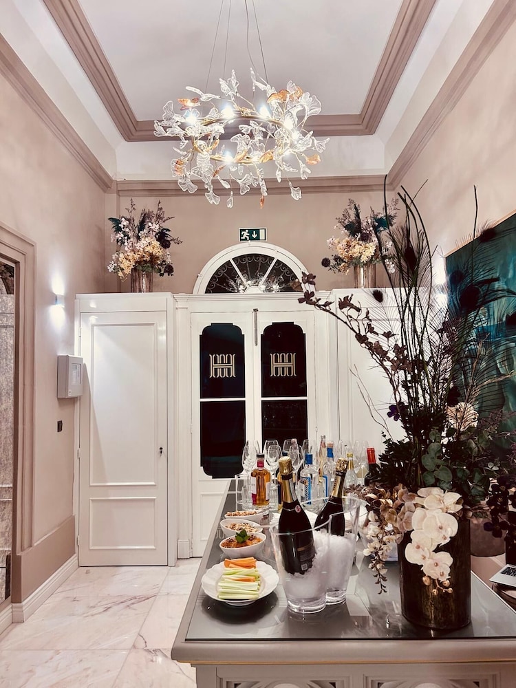 Howard House Hotel