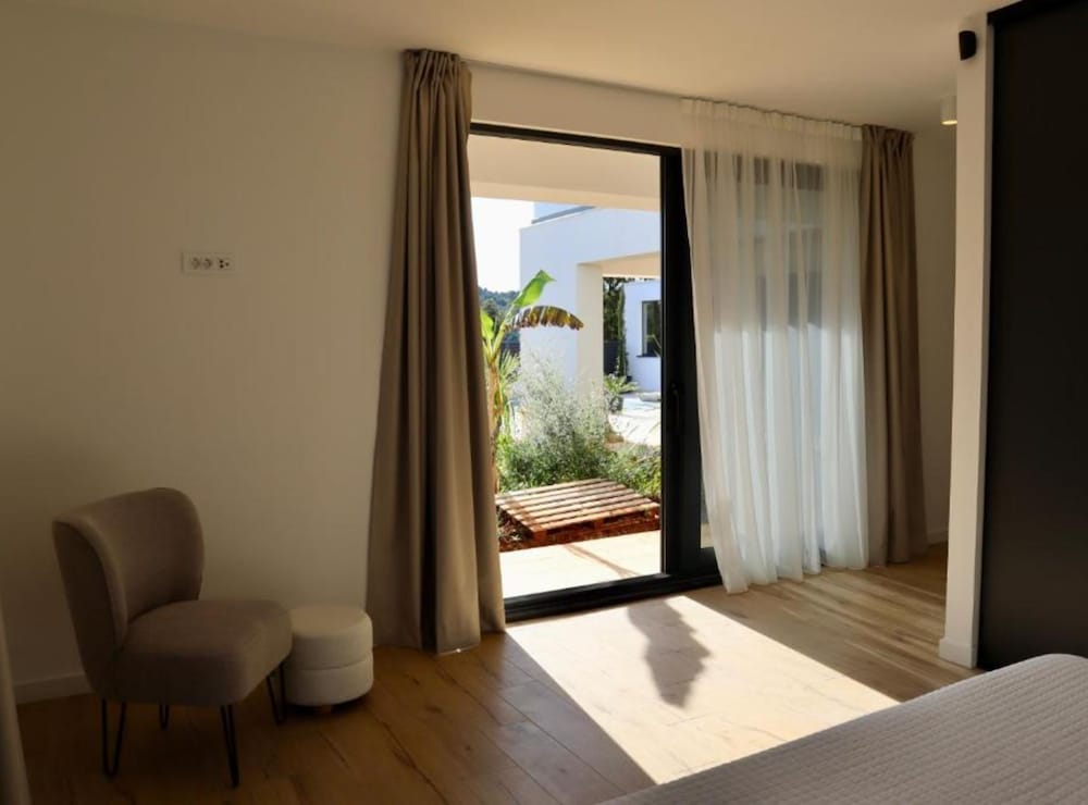 Sunset Villa Aves With Pool, Gym and Sauna