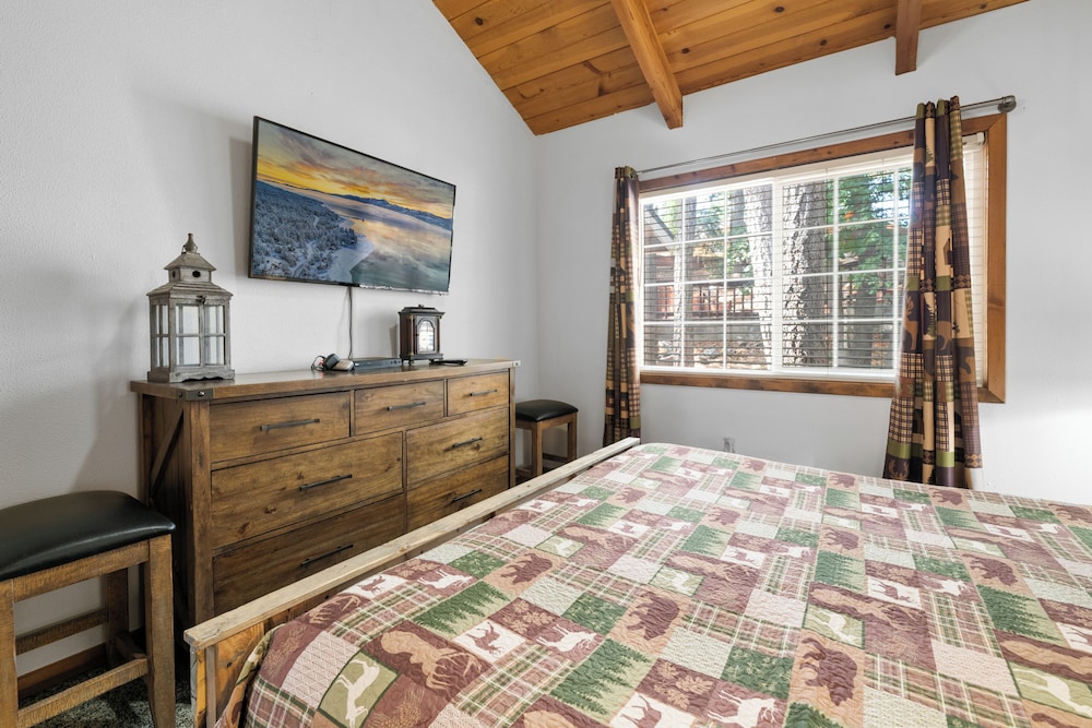 Apple Bear Cottage view 5