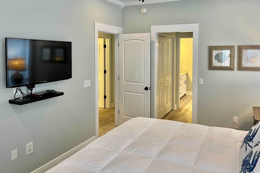 Santa Rosa Home w/ Pool Access - Half Mi to Beach! view 4