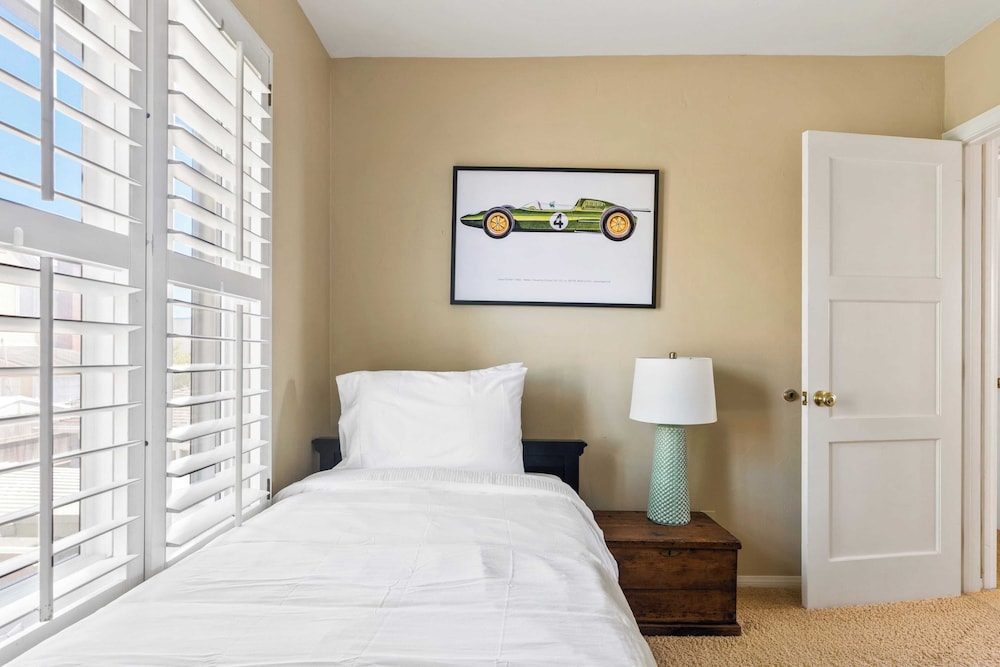 Point Loma Home w/ Putting Green, Firepit + Game Room & Beach Access Zola Street by Avantstay