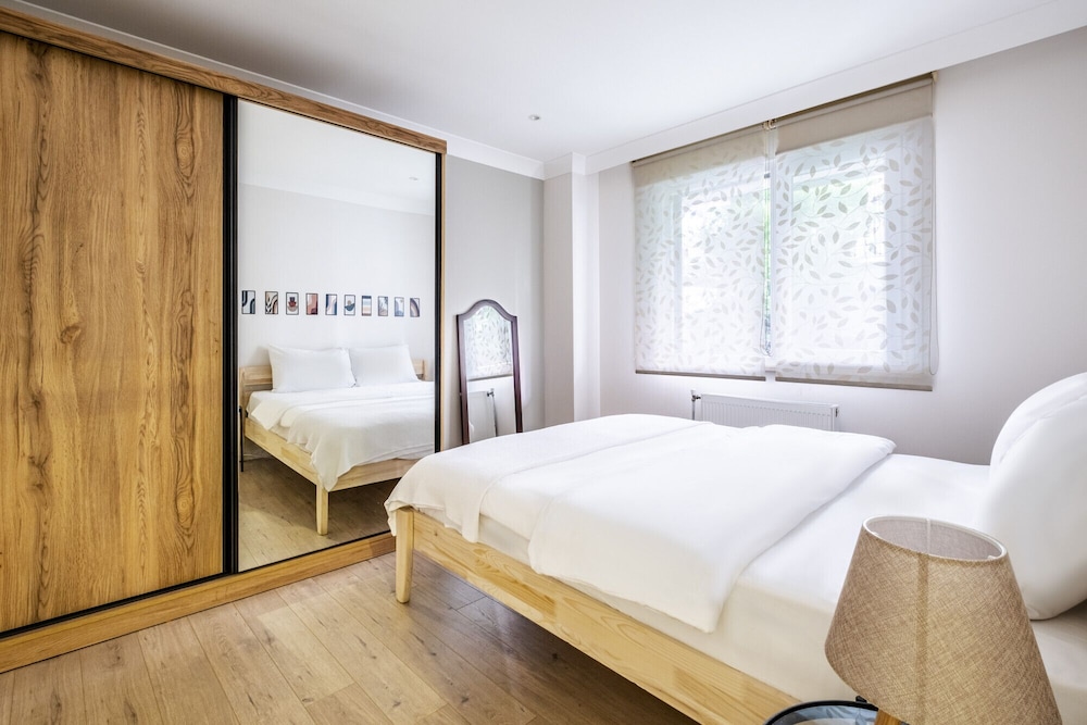 Flat With Backyard Near Idealtepe Marmaray Station