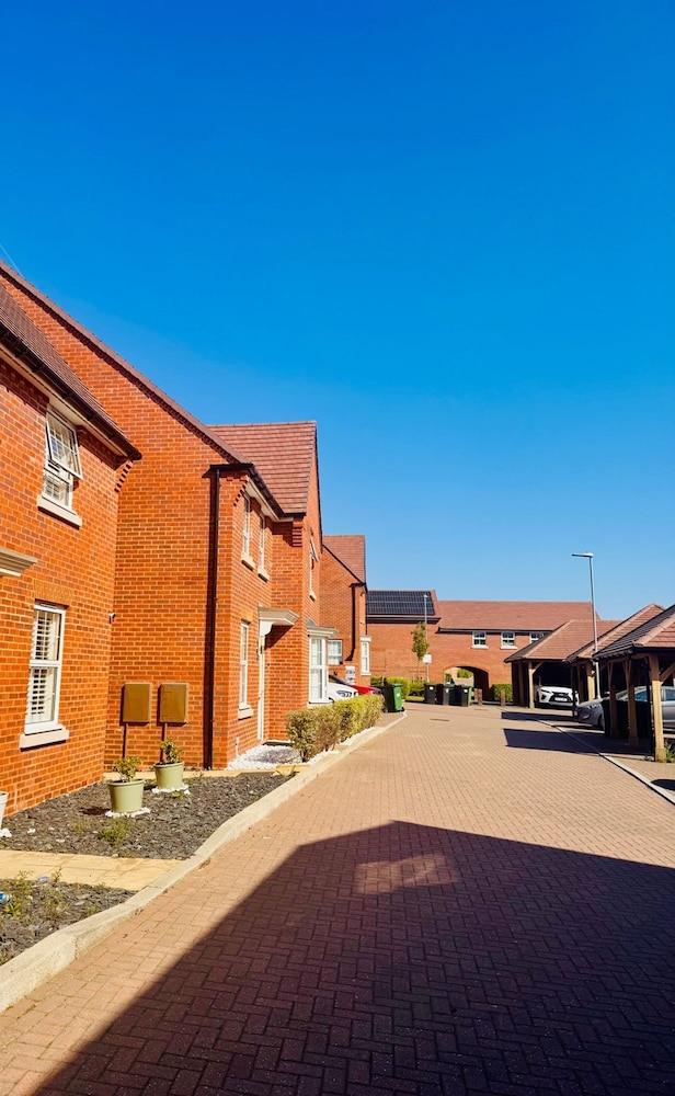 Luxurious Majestic 4 Bedroom- Free Parking