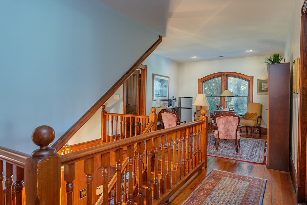 Engadine Inn  Cabins - Property Image 10