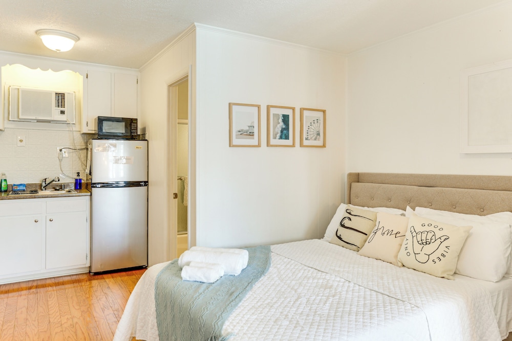 Walk to North Myrtle Beach: Studio w/ Pool Access!