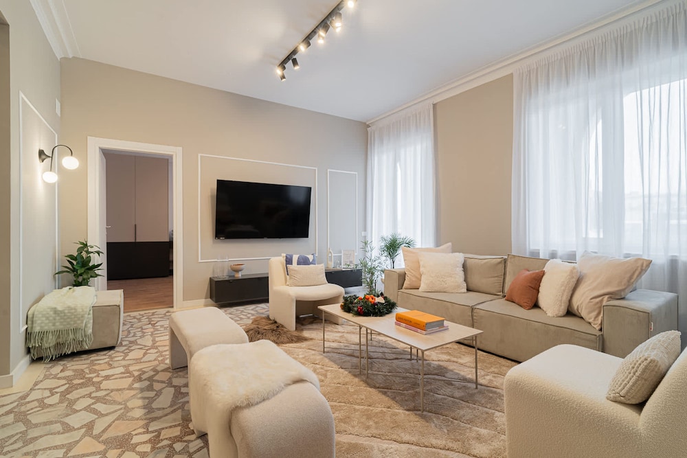 Loggia Luxe 5BR Living in Universitatii Area