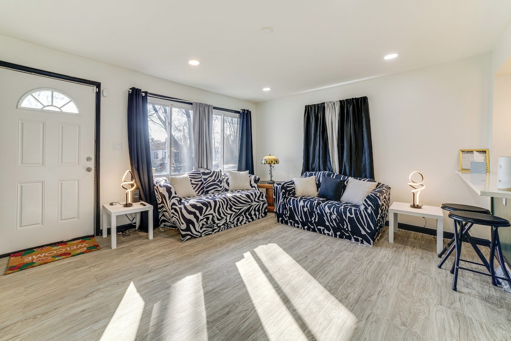 3 Mi to Hard Rock Casino: Charming Home in Gary!