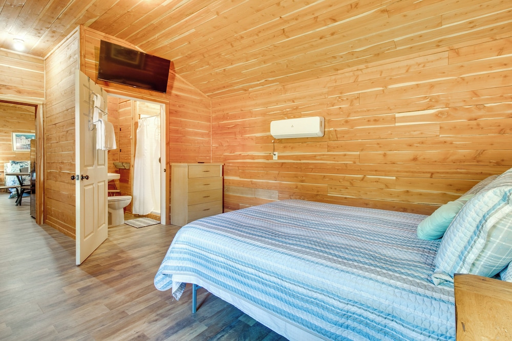 Half-mi to Bull Shoals Lake Access: Angler's Cabin