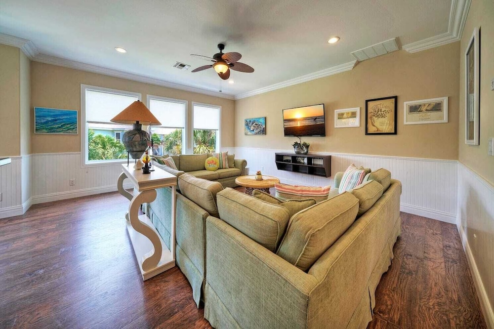 2 Homes in Las Palmeras by Avantstay Sleeps 18, Resort Pool + Private Patio Walk to Town, Golf Cart Zone