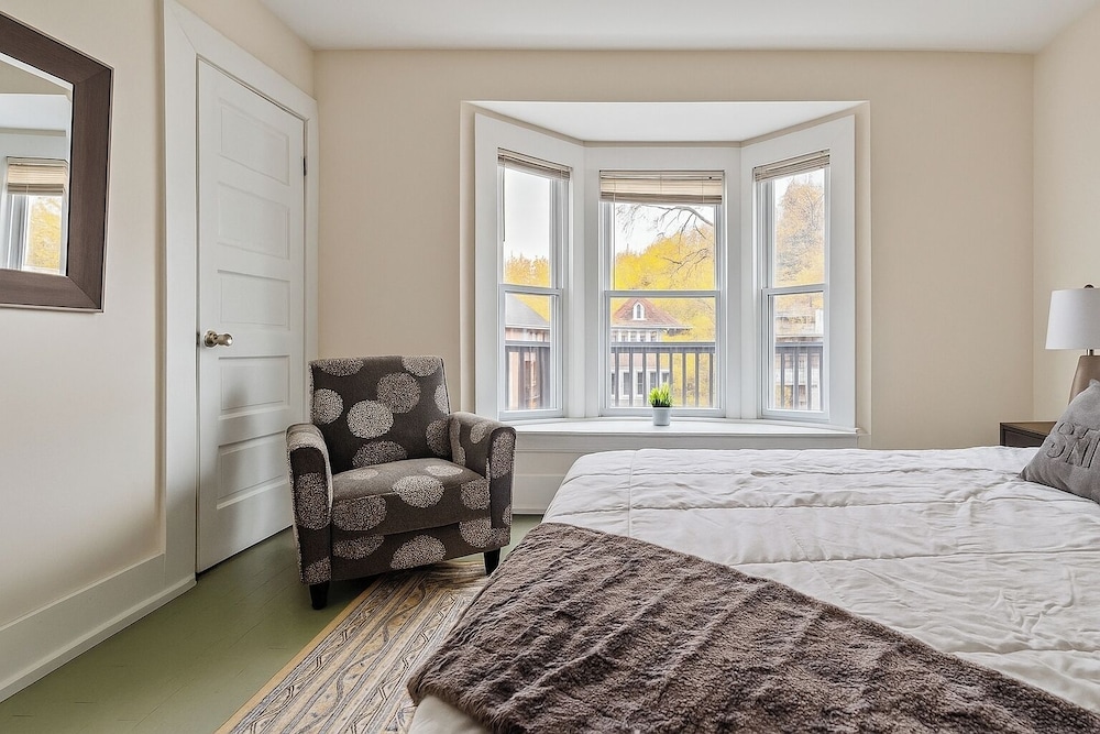 Detroit 6BR House Wifi, Parking, Pet Friendly