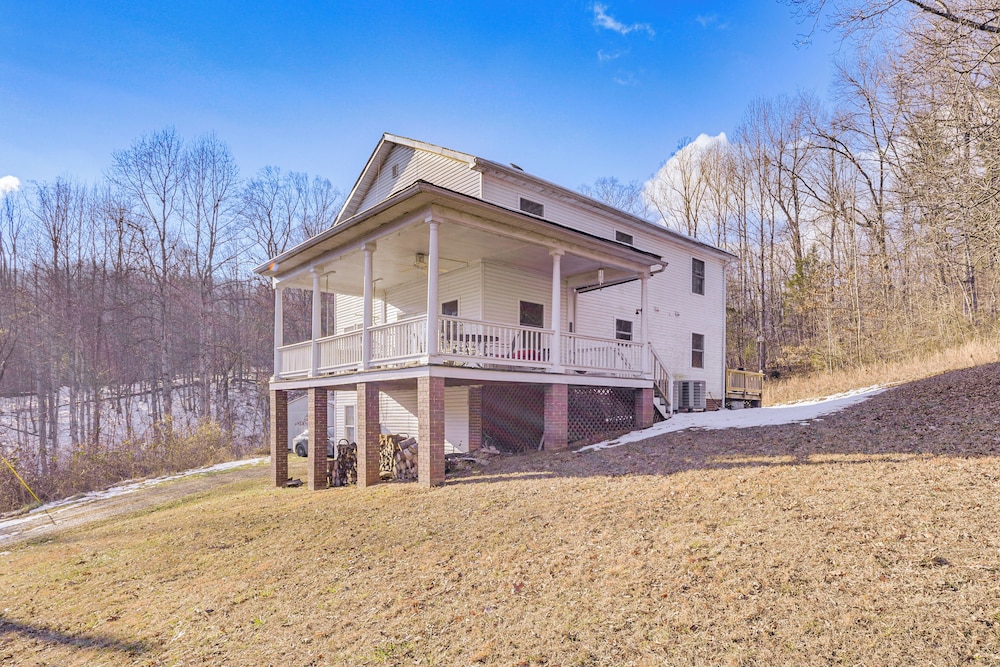 Family Home w/ Game Room & Decks in Etlan!