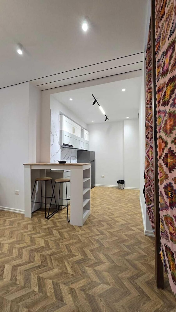 Tirent Apartment-Modern 1-Bedroom Stay Near Liqeni i Thatë