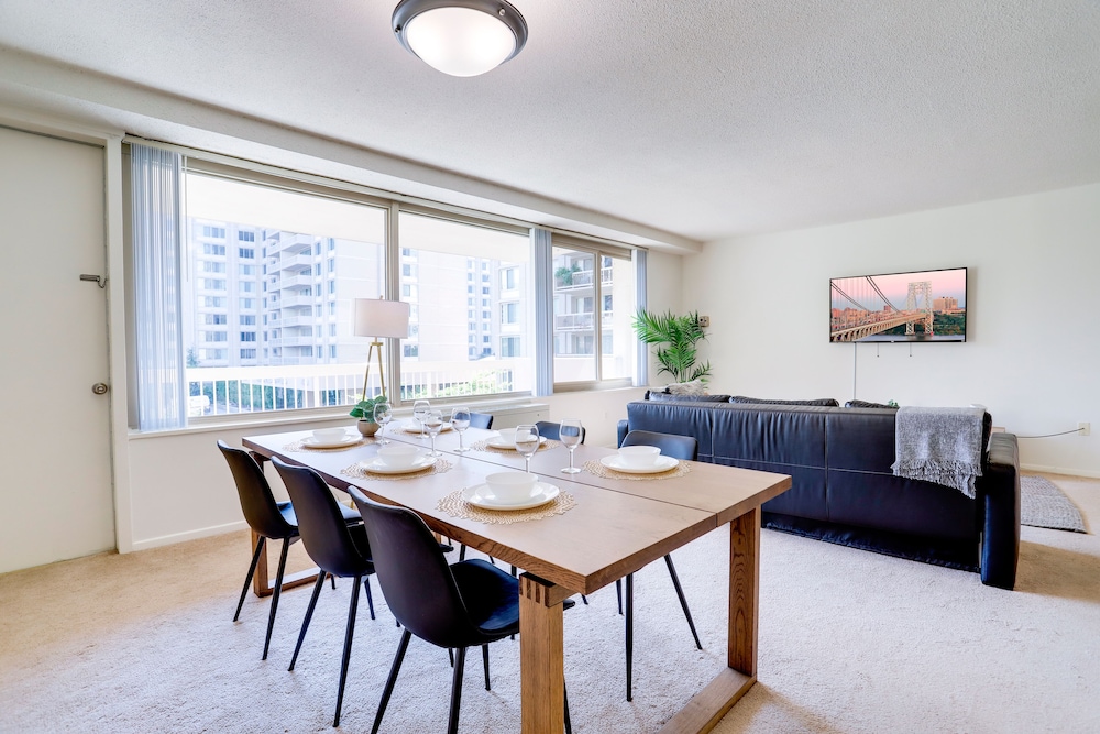 Crystal City Condo w Top Amenities