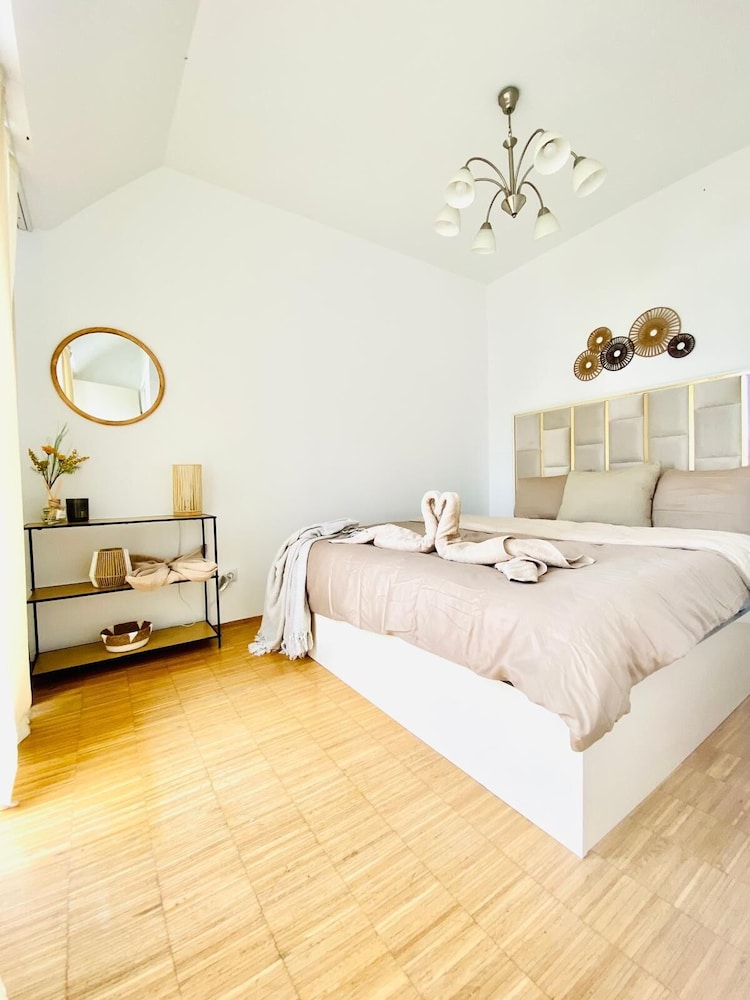 Comfy 3BR Apt With Living Room Balcony