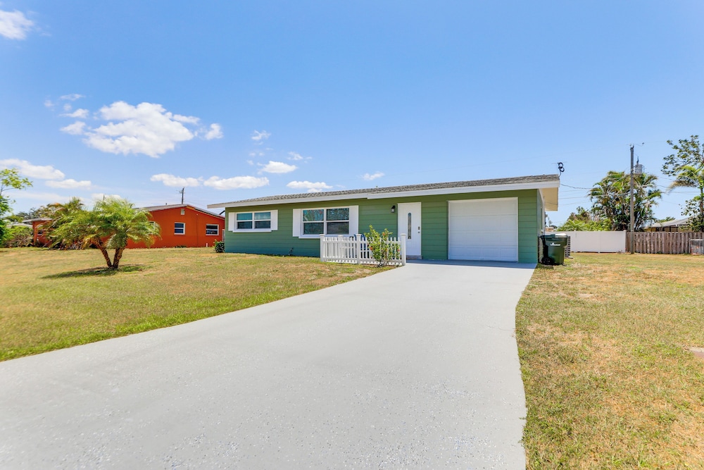 4 Mi to Venice Beach: Home w/ Patio & Yard