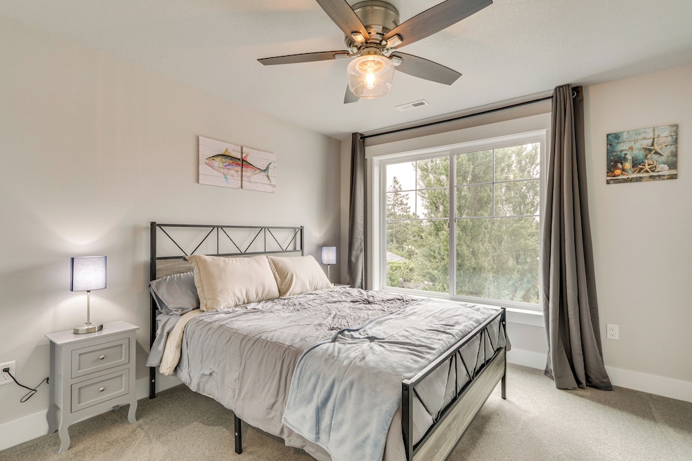 Columbia River Views: Spacious Hammond Getaway!