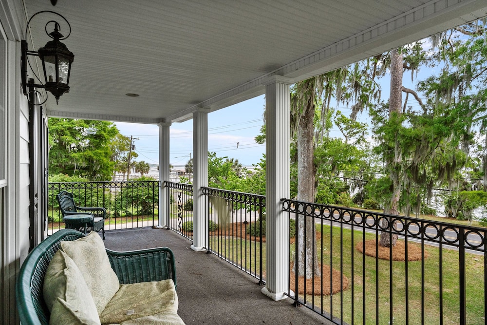 Lake Escape - Lake Waccamaw 7 Bedroom Home