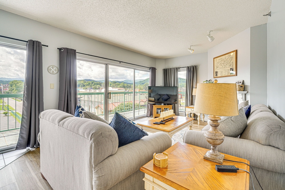 1 Mi to The Island in Pigeon Forge: Condo w/ Pools
