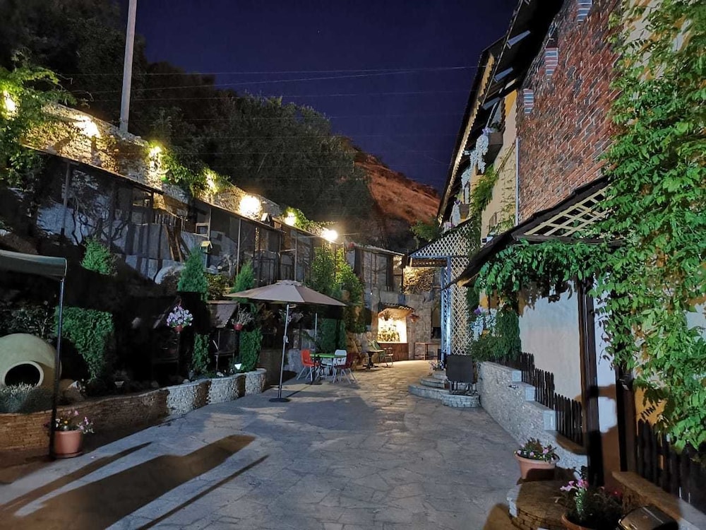 Art Garden Hostel and Tours