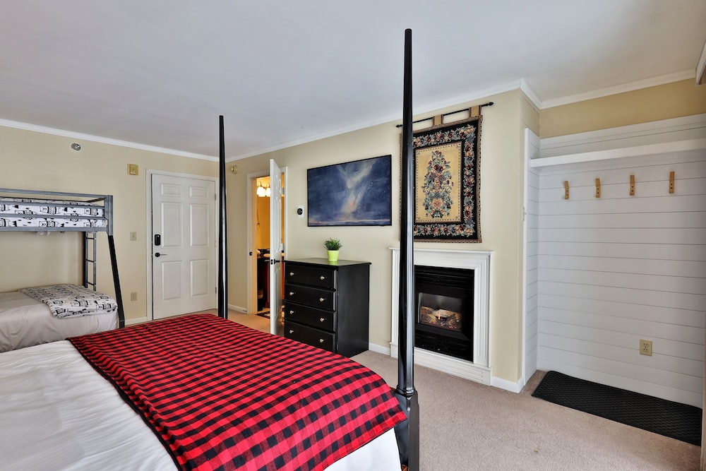 The Birch Ridge: Family Room #6 - Queen/bunkbed Suite In Killington, Vermont 1 Bedroom Hotel Room view 4