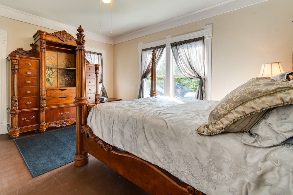 Historic Charleston Home < 1 Mi to University! view 4