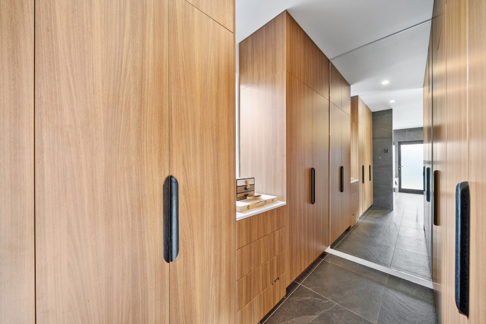 Luxurious 2-bed: Pool, Lift, Dining