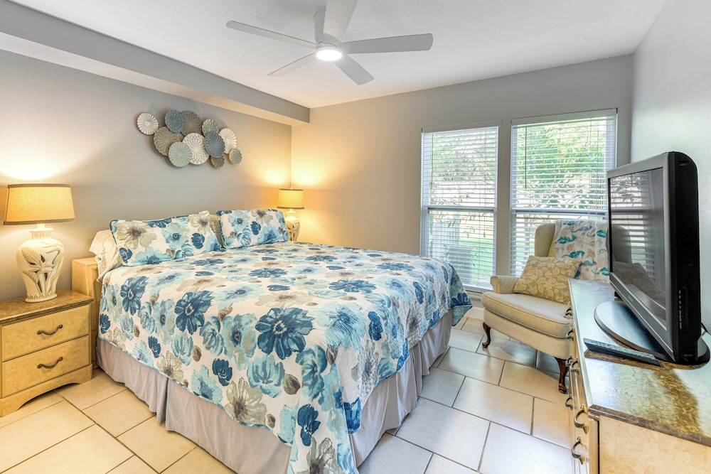 4 Mi to Siesta Key Beach: Condo w/ Pool Access