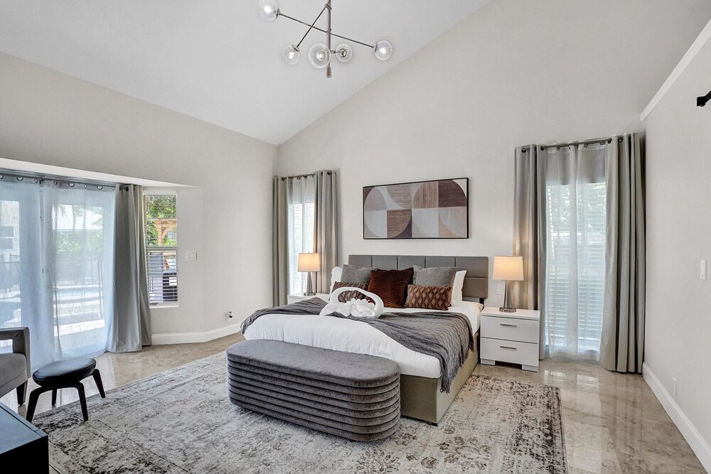The Grand Luxe 8BR Villa w Pool and Basketball