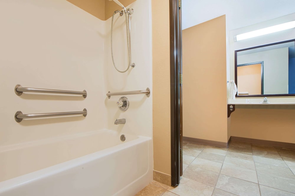 Super 8 by Wyndham Fairfield view 5