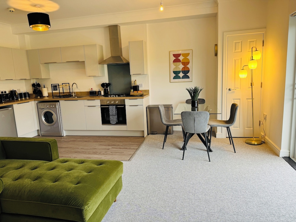 Spacious One Bed Apt With Scenic Views view 5