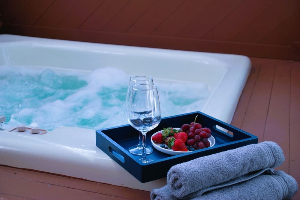 The Boulder Inn by Avantstay Indoor Hot Tub Game Room Outdoor Fire Pit