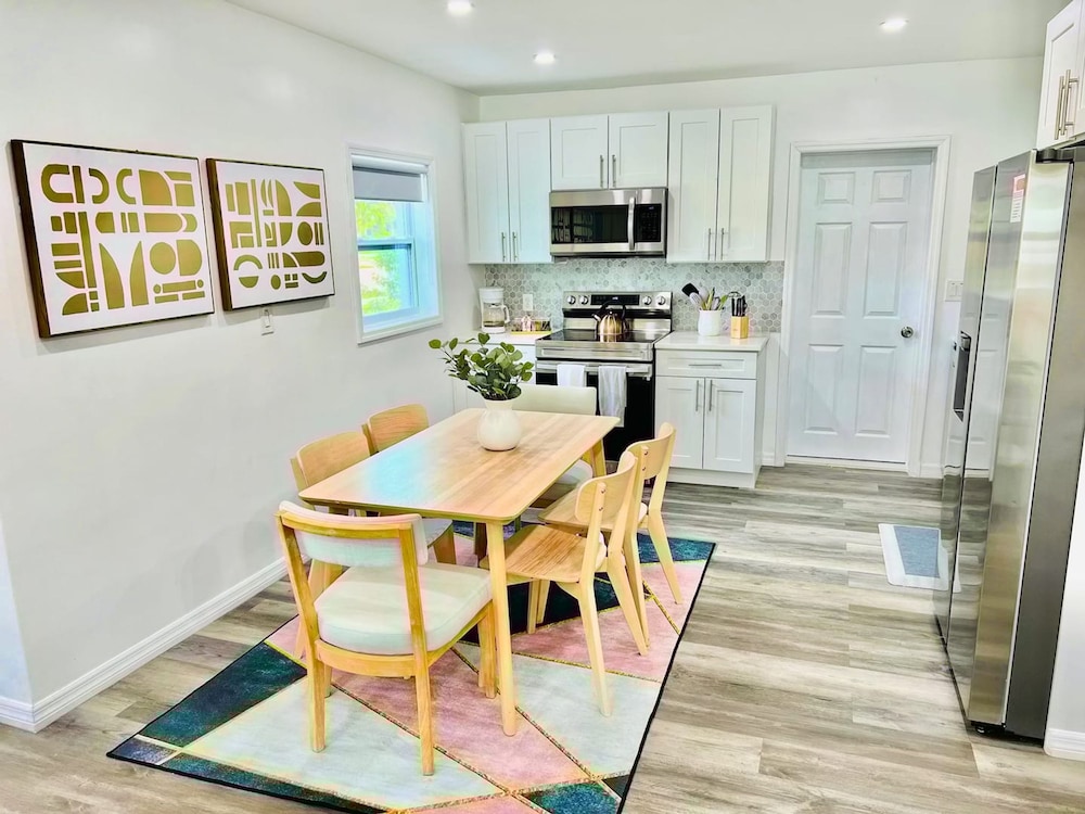 Stylish House w Hot Tub Close to Beach Stadium