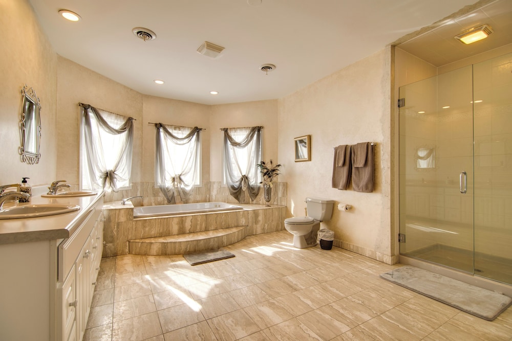 Hot Tub & Sauna: Hoffman Estates Villa in Elgin!