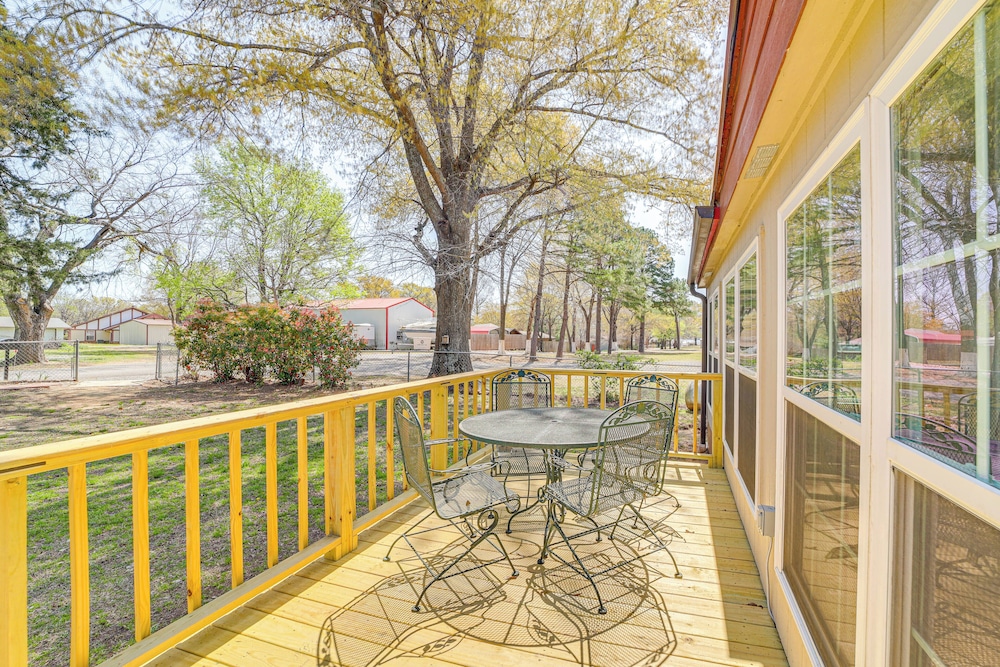 Walk to Beach: Eufaula Home w/ Outdoor Seating!