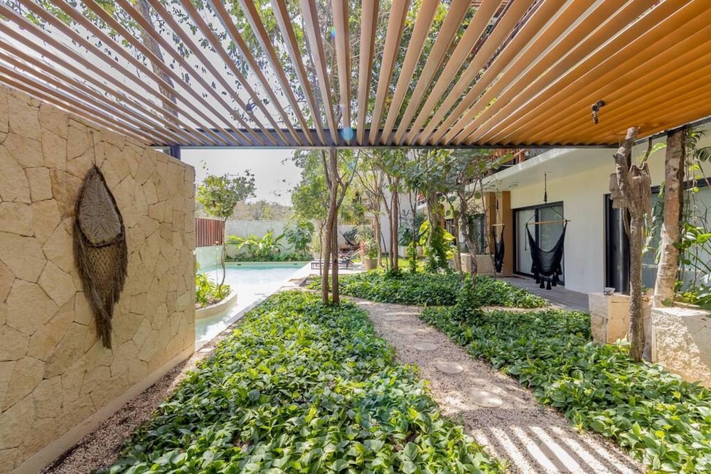 Maranay 2-story 3-br Penthouse in La Veleta view 3