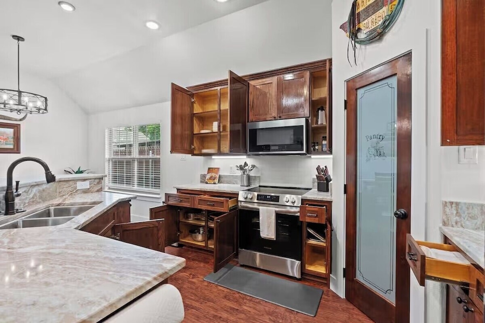 7 min to Stockyards- Cozy & Stylish Home