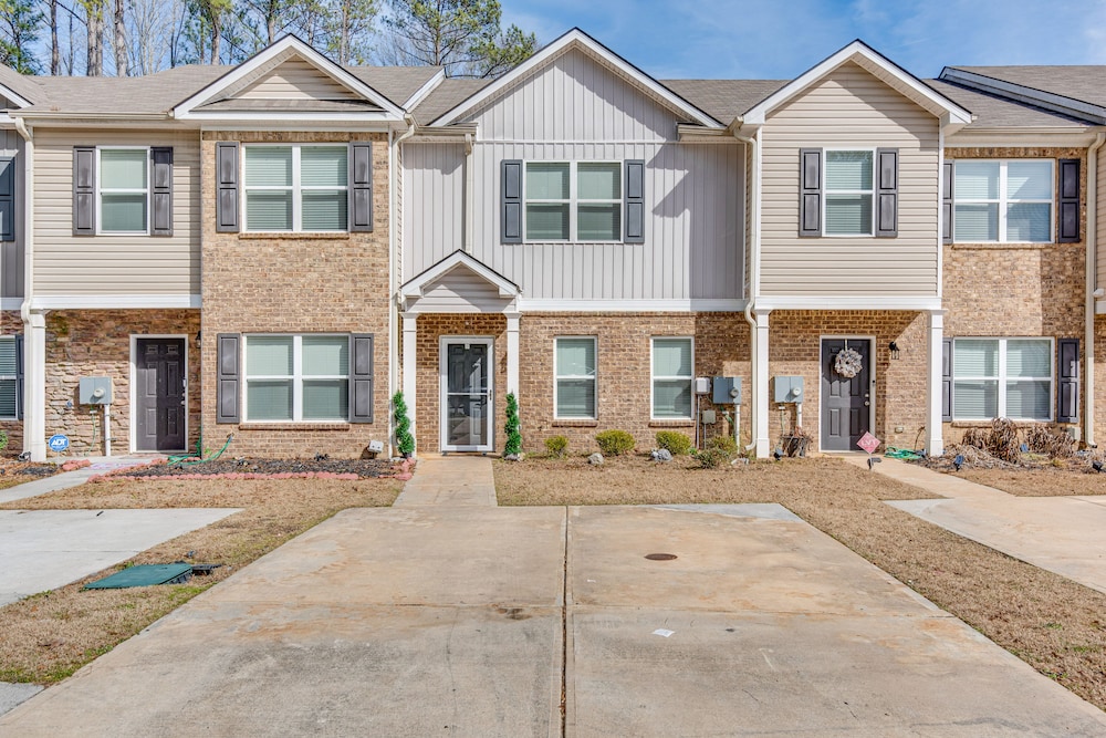 Union City Townhome: 17 Mi to Downtown Atlanta! view 5