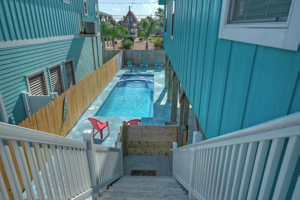 Sleeps 21, 2 Homes 2 Private Pools, Fire Pit, Swing Bar Walk to the Beach