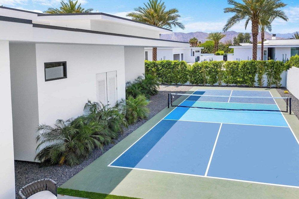 Sleeps 20 Pool, Hot Tub, & Pickleball Stay in Indio Bravo Villa #9