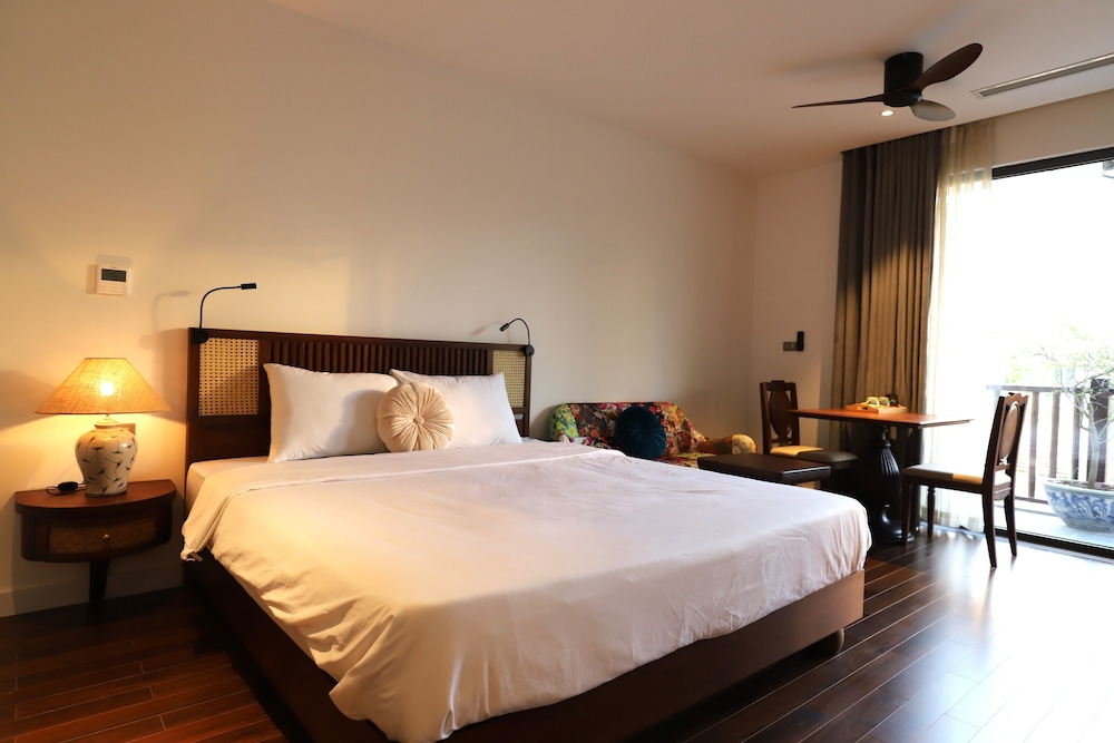 Maison Nha Truc Bach Lake