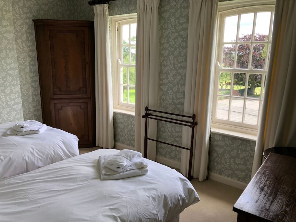 Stunning Hall Cottage Near York and Leeds