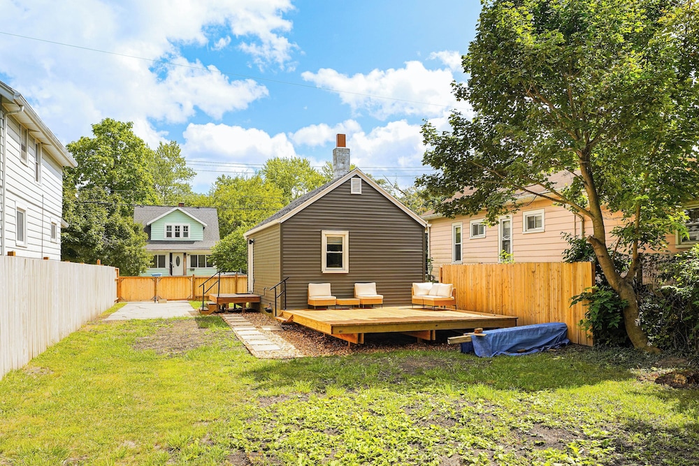 3 Mi to Michigan State: Tiny Home w/ Deck!