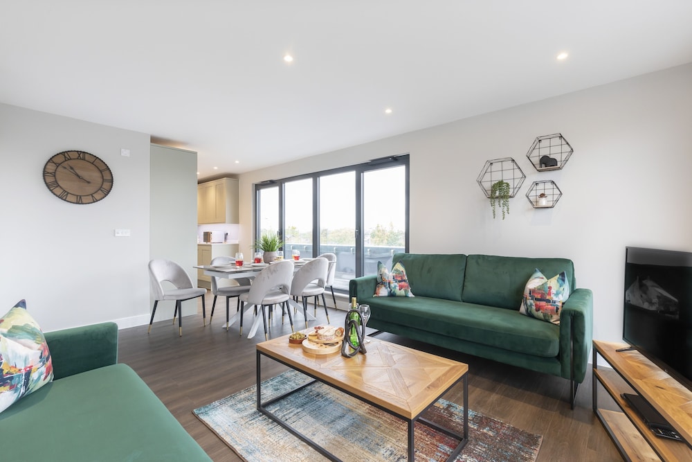 Elliot Oliver - Stunning 3 Bedroom Penthouse With Large Terrace And Parking view 3