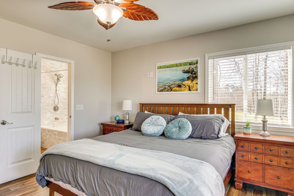 Private Dock, Fire Pit: Lake Murray Family Escape!