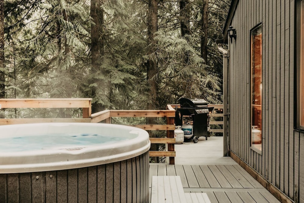 26sl - Hot Tub - Bbq - Game Room - Sleeps 8 3 Bedroom Home by RedAwning