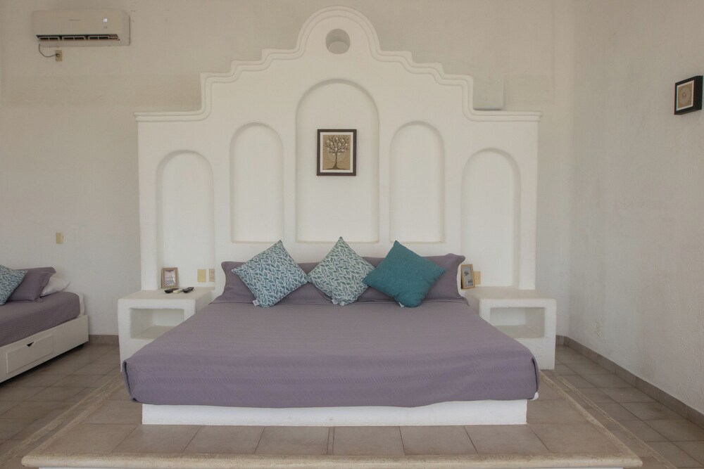 Apt. with Jacuzzi Ixt. Zihuatanejo 3 BR